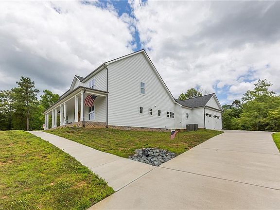 4th image of 2979 Leslie Ln