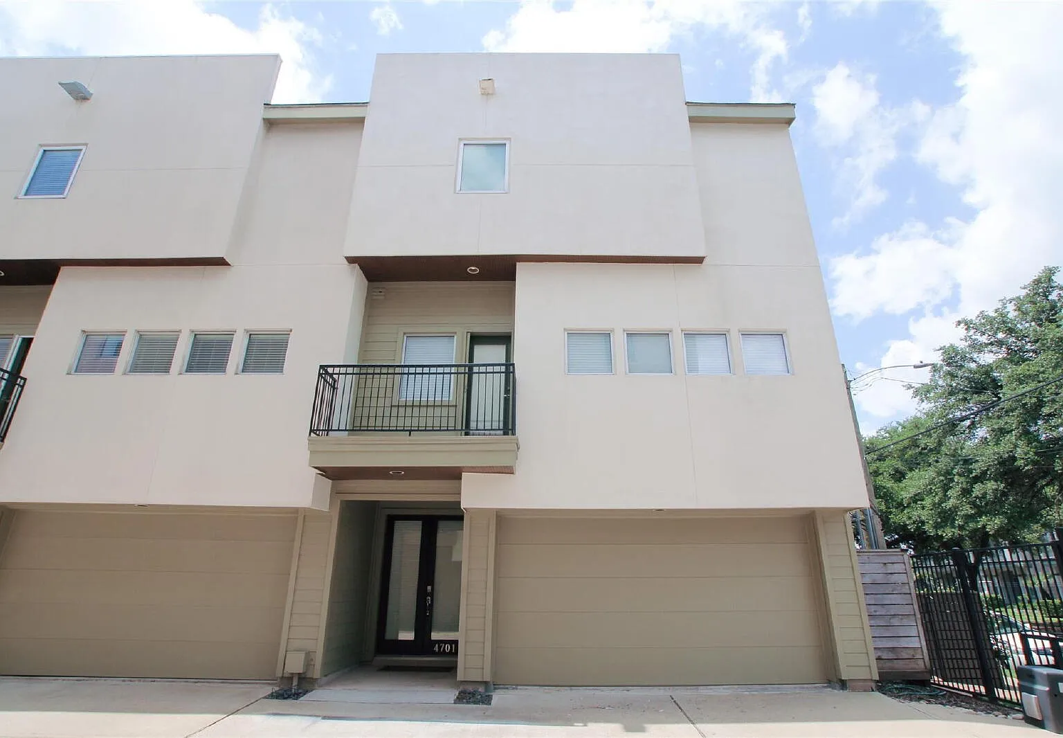3 bed, 3.5 bath, 2501 sqft, $2,850 — Photo 1