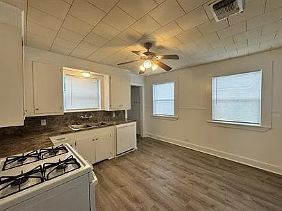415 N Doak St — Photo 8