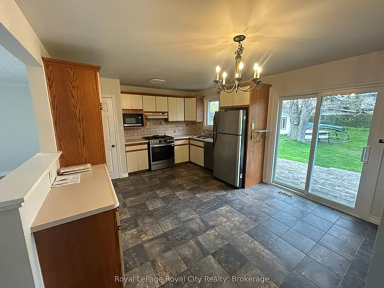 6 Montgomery St #MAIN FLOOR — Photo 3