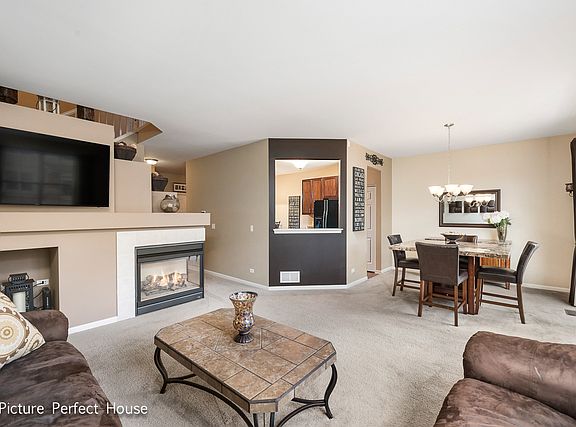 3rd image of 34W630 Roosevelt Ave Unit E