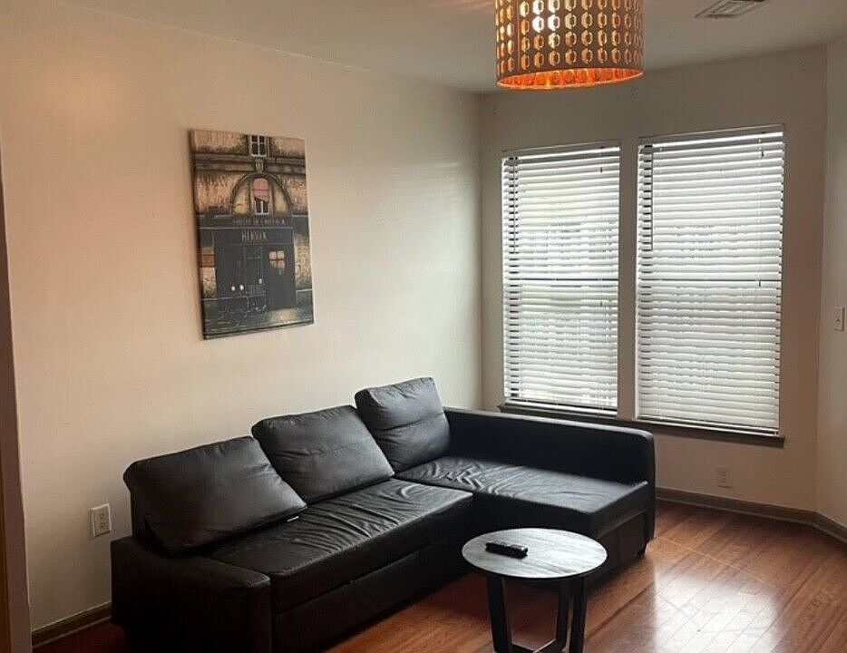 1st image of 898 Oak St #3423