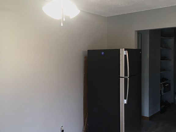 3rd image of 804 N Hill Ln