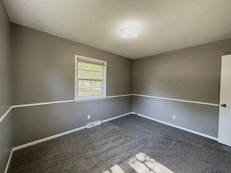 1318 SW Lynn Dr — Photo 6