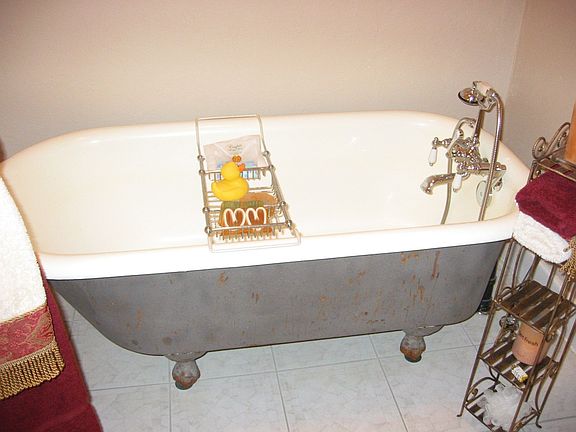 Claw-Foot Tub in Guest Bath
