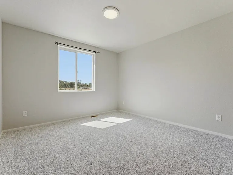 the 2nd guest room empty, also East facing