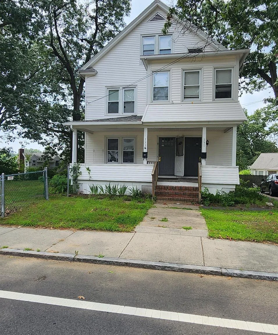 131 College St — Photo 3