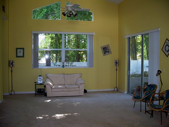 Huge Living Room w/Sliders To Florida Room