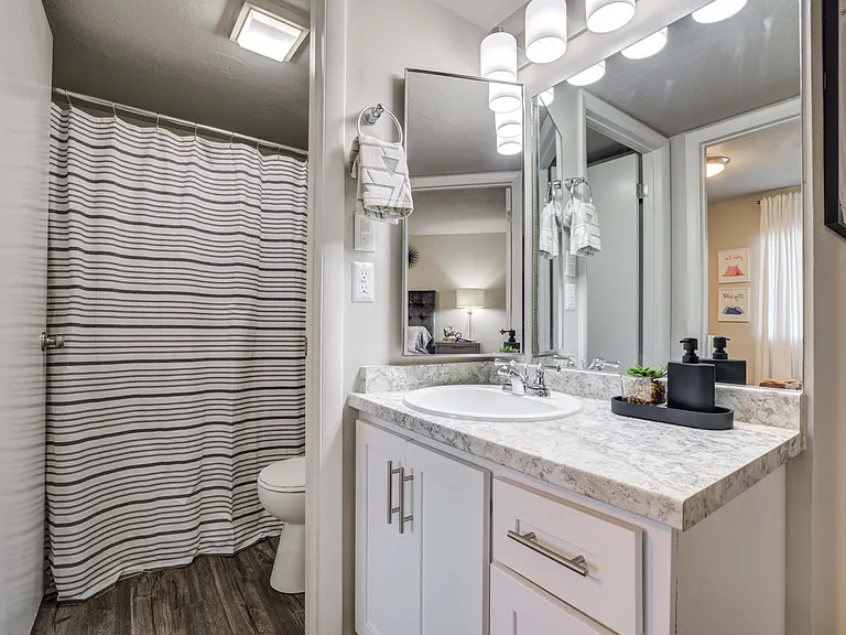 Cherry Creek Apartments — Photo 6