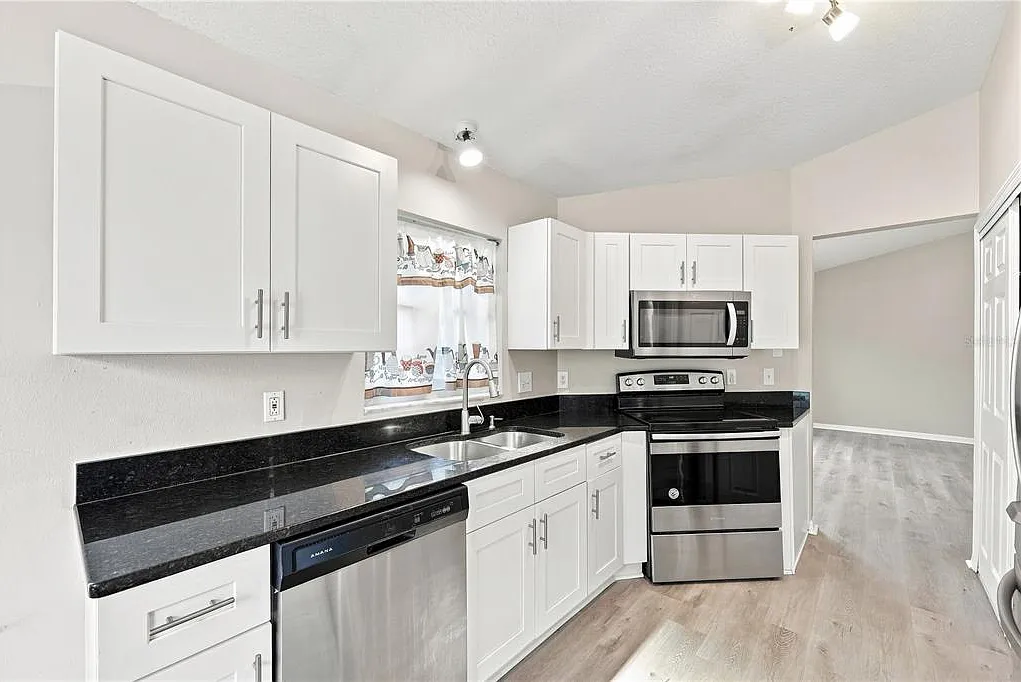 3 bed, 2.0 bath, 1395 sqft, $2,500 — Photo 4