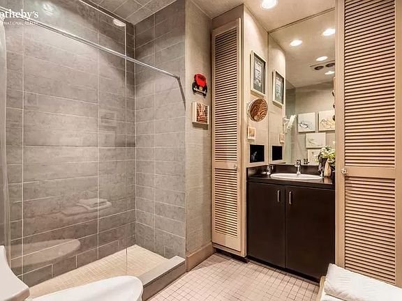 3rd image of 166 E 78th St APT 1B