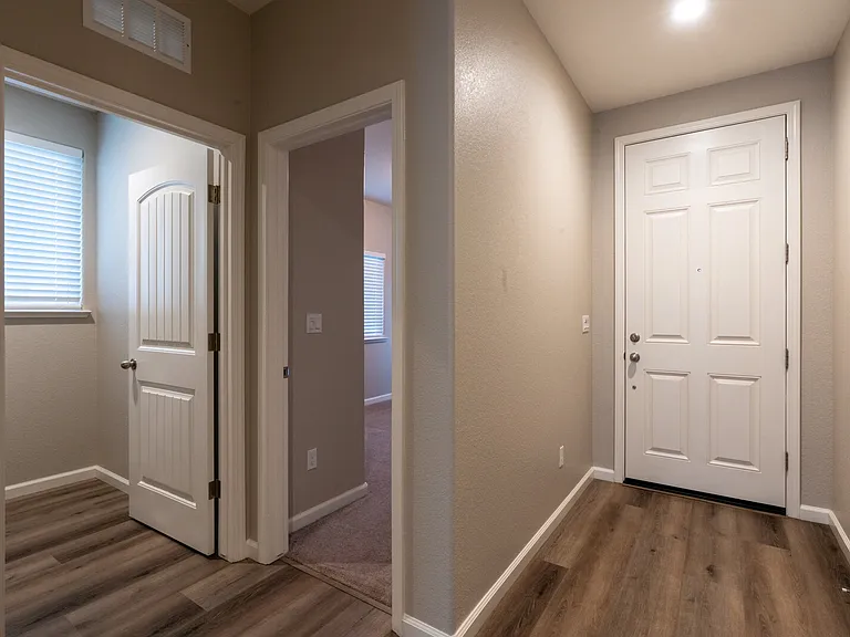 814 Courtney Ct — Photo 8