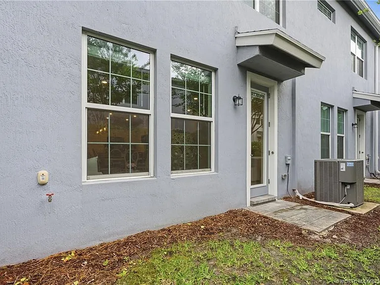 1871 SE Tarni Way — Photo 20