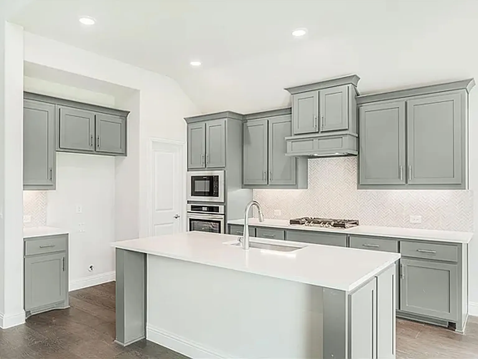 4 bed, 2837 sqft, $3,400 — Photo 4