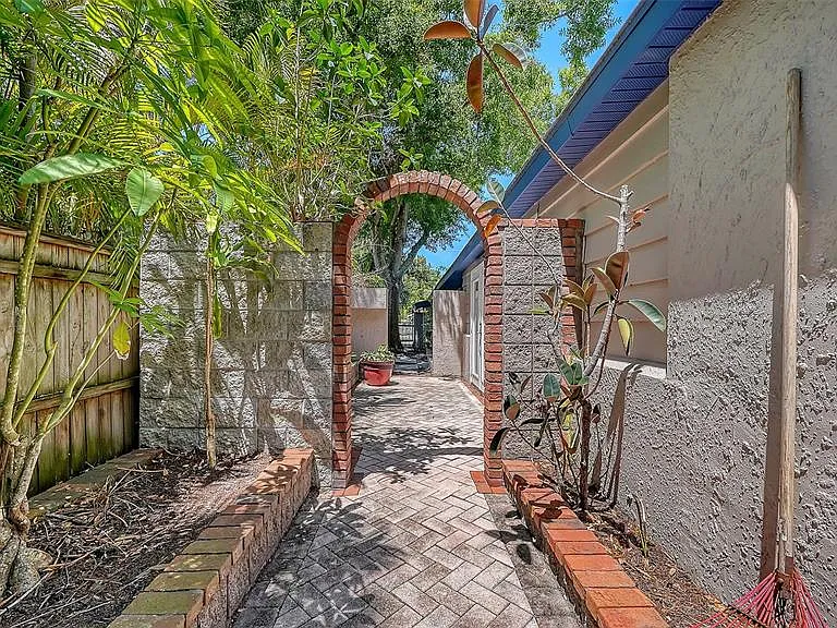 1127 S Osprey Ave — Photo 56