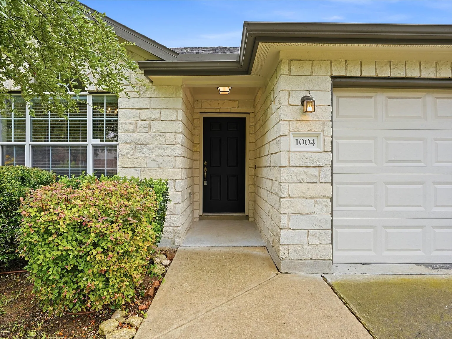 3 bed, 2.0 bath, 1645 sqft, $2,250 — Photo 4