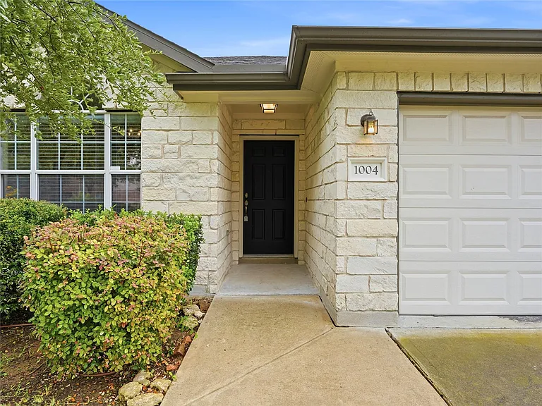 1004 Downridge Dr — Photo 4