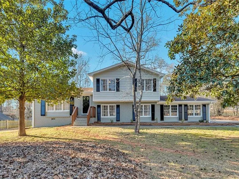 5005 Maryland Dr NW — Photo 1