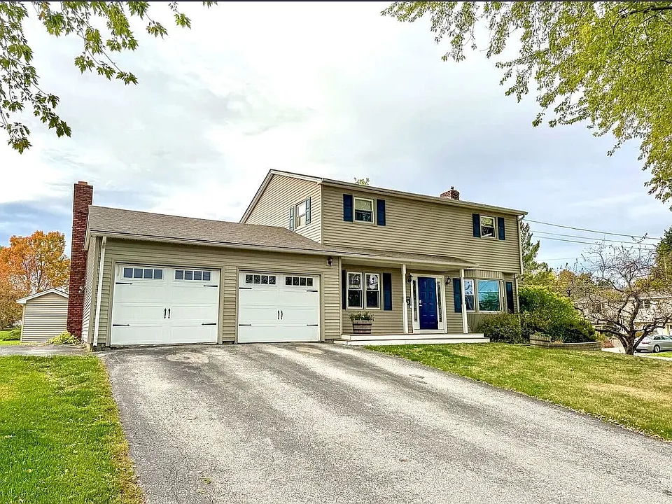 3 Clover Ln