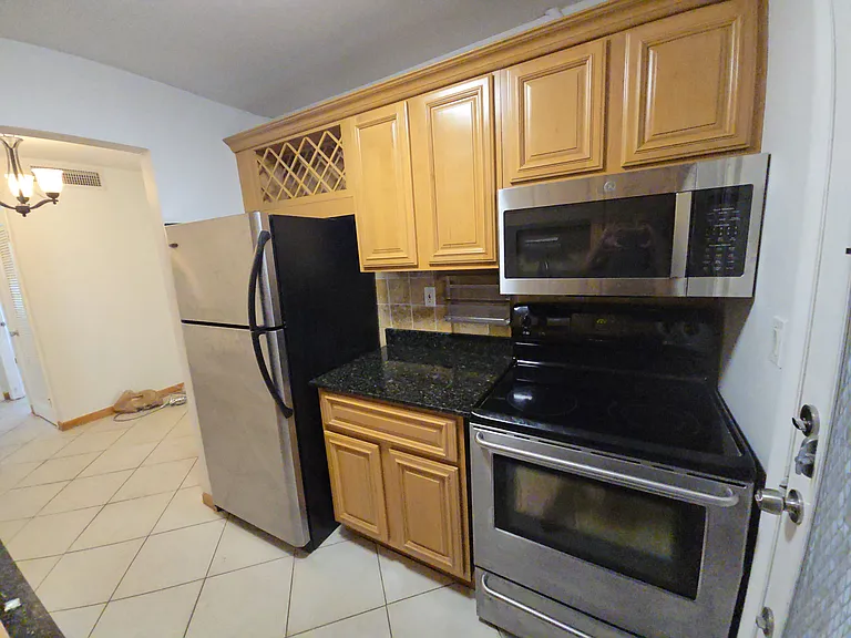 11610 N Bayshore Dr #1B — Photo 4