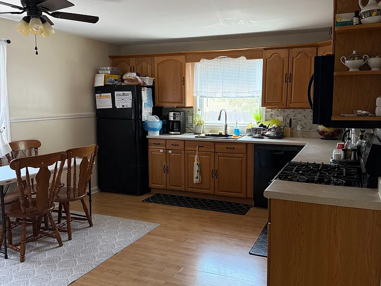 445 Cleveland Dr — Photo 2