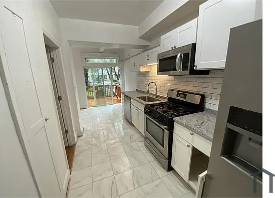 7 bed, 2500 sqft, $7,000 — Photo 3