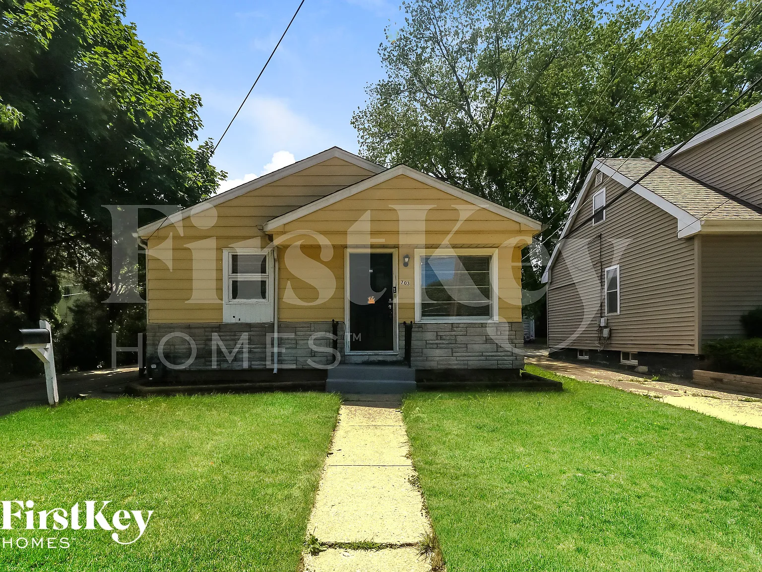 3 bed, 1.0 bath, 1069 sqft, $2,160 — Photo 2