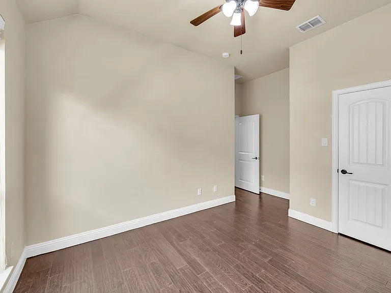 1721 Medina Ln — Photo 26