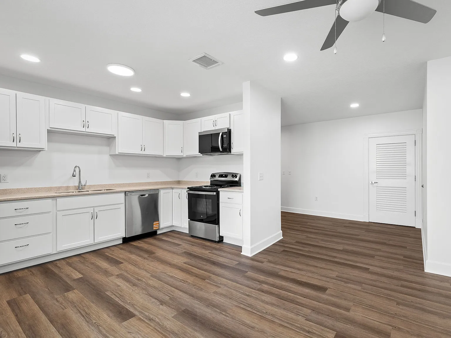 1 bed, 819 sqft, $1,200 — Photo 3