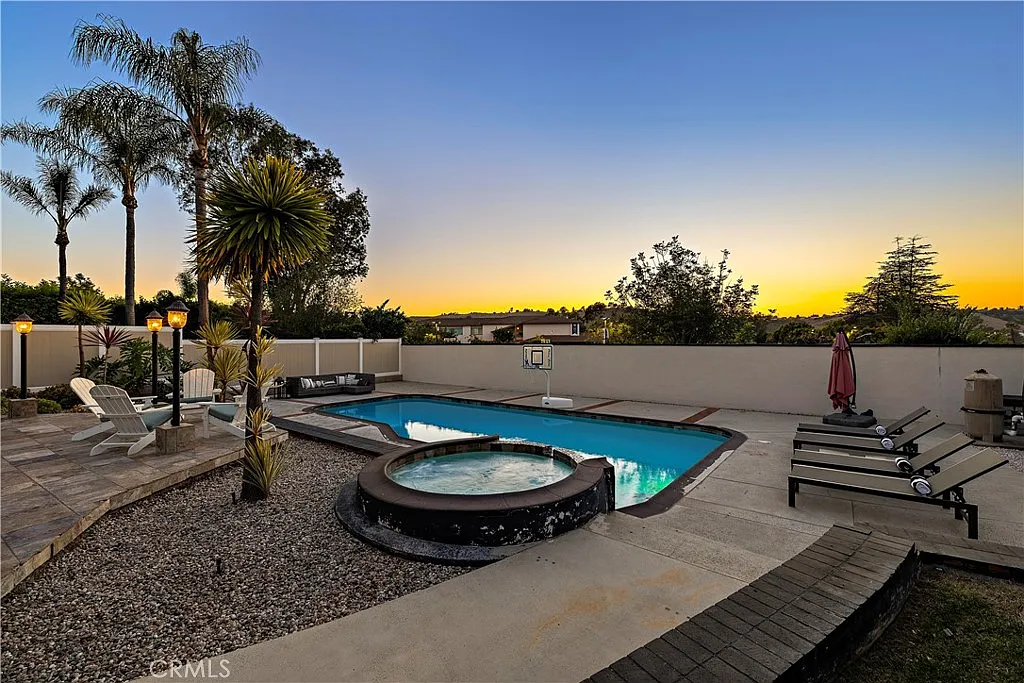 4 bed, 2.5 bath, 2656 sqft, $11,800 — Photo 2
