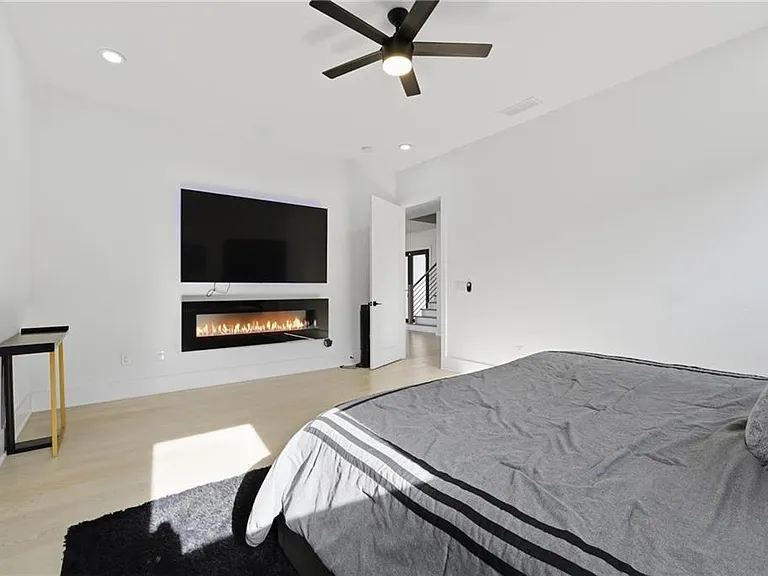 556 Versailles Dr — Photo 30