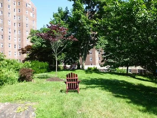 2nd image of 60 Knolls Cres APT 1J