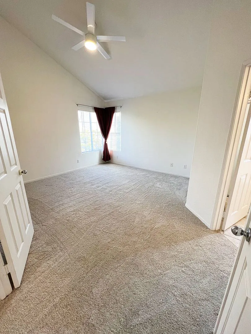 Large Townhome - 3 Bed/ 3 Bath with 2 car garage in Carmel Valley! — Photo 4