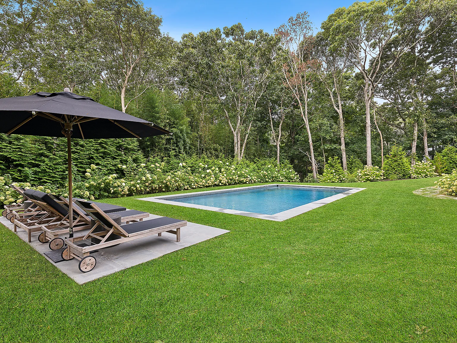 Coastal Retreat Near Gardner's Bay — Photo 2