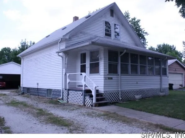 611 Sanford Ave, Nokomis, IL 62075