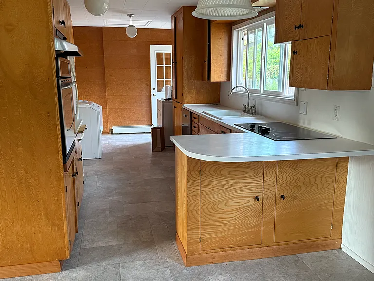 722 Milroy St SW — Photo 8
