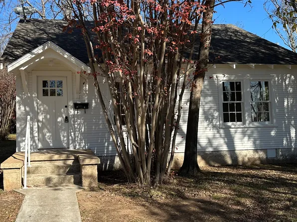 307 E Grand Ave, Comanche, TX 76442