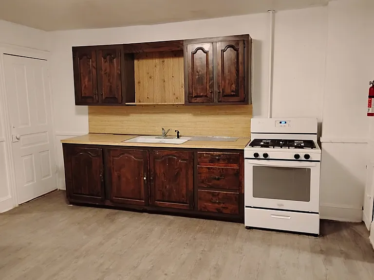509 W Green St — Photo 4