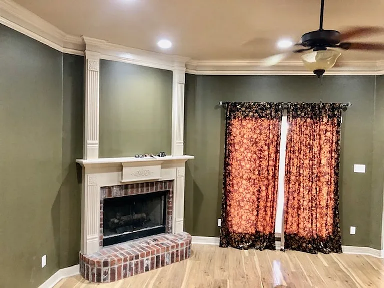 310 Montrose Pl — Photo 2