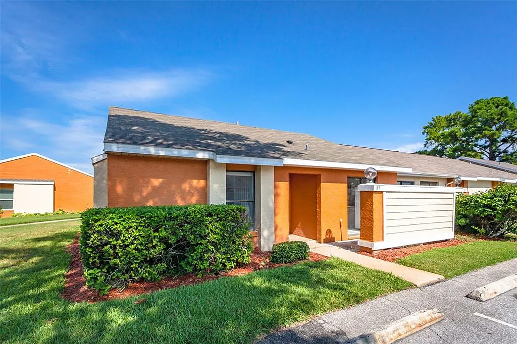 3 bed, 2.0 bath, 1070 sqft, $1,899 — Photo 1