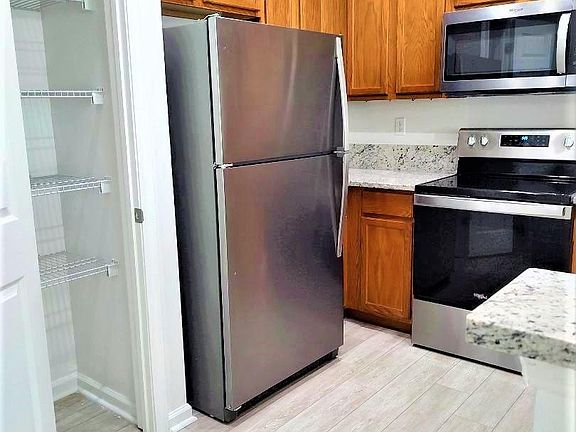 Spacious kitchen, all NEW appliances, pantry closet