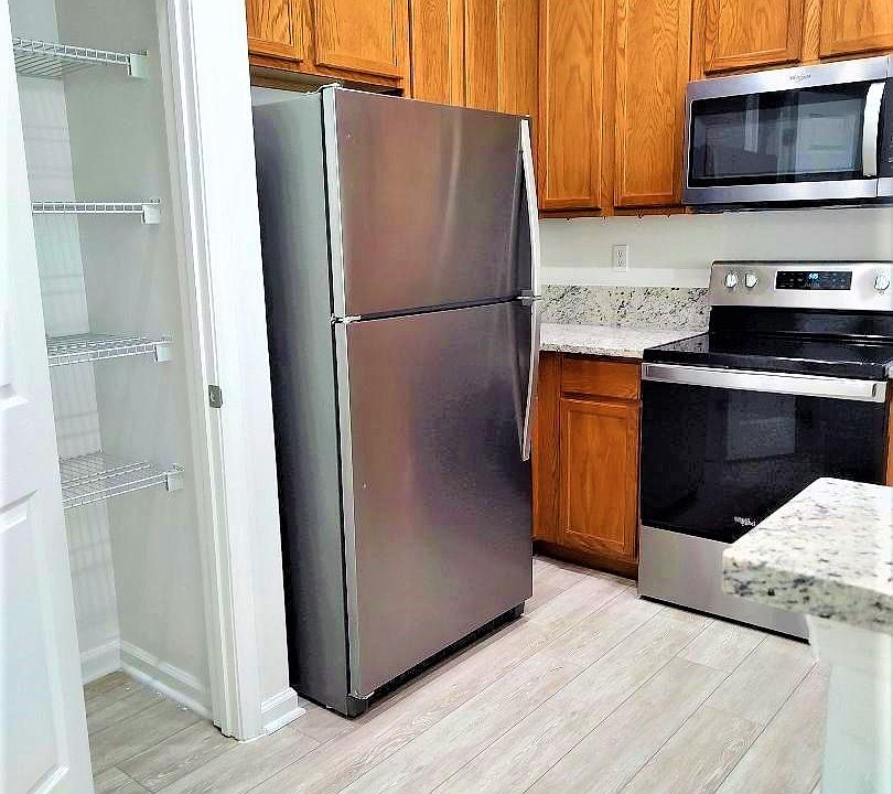 Spacious kitchen, all NEW appliances, pantry closet