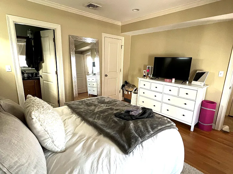 447 E 7th St #1 — Photo 3