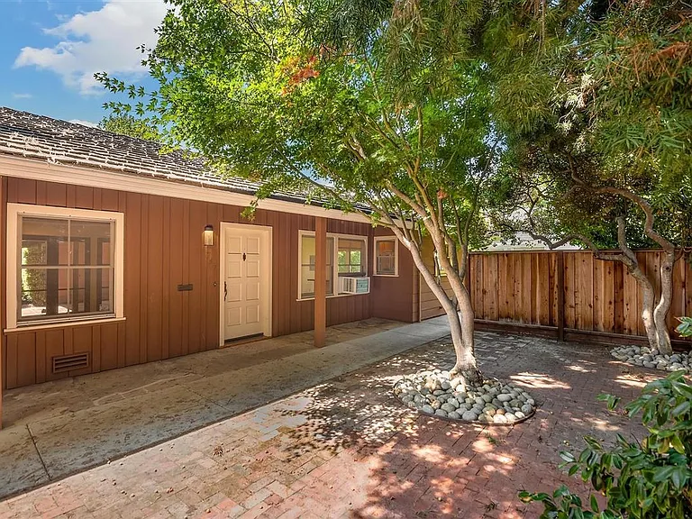 747 Northampton Dr — Photo 4