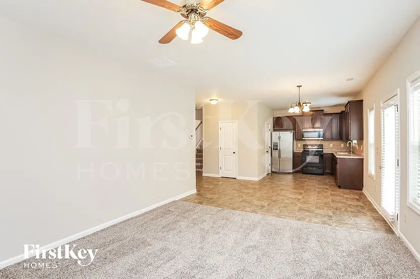 4 bed, 2.5 bath, 1985 sqft, $2,365 — Photo 3