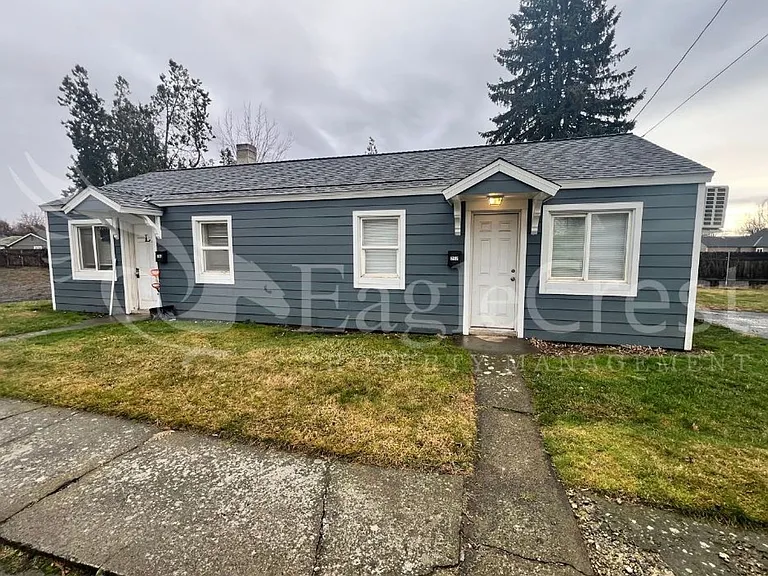 223 SE Roseville Ln — Photo 2