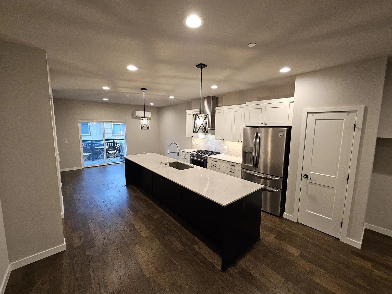 3 bed, 2.5 bath, 1956 sqft, $3,950 — Photo 4