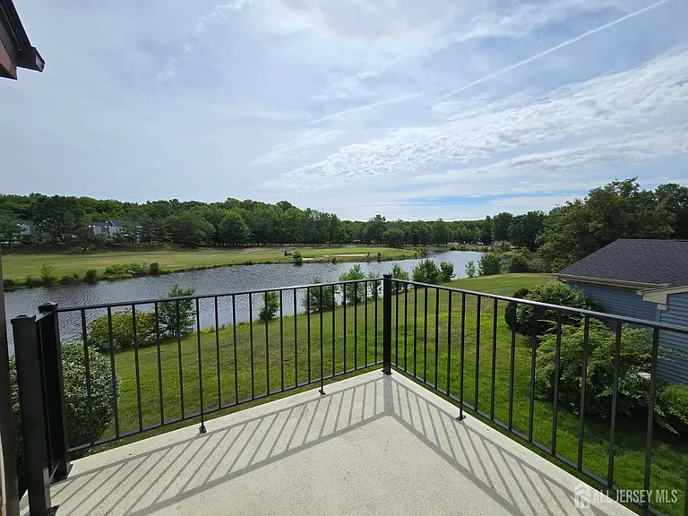 8 Glastonbury Dr — Photo 2