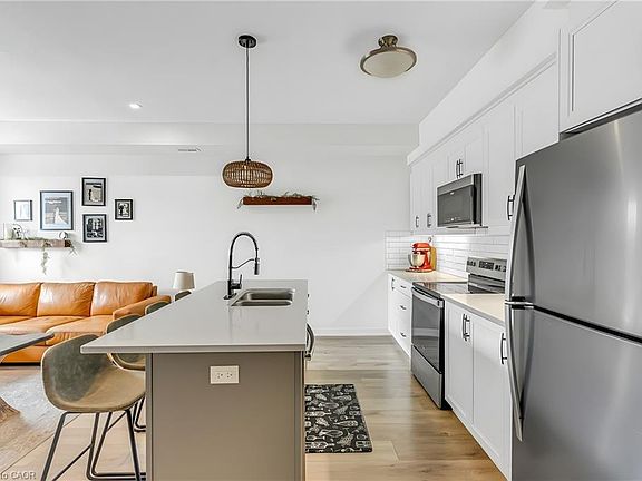 5th image of 261 Woodbine Ave #82