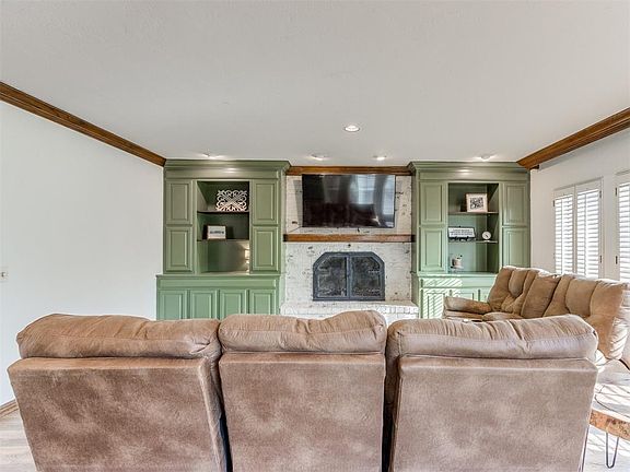 2nd image of 224 E Parkland Dr